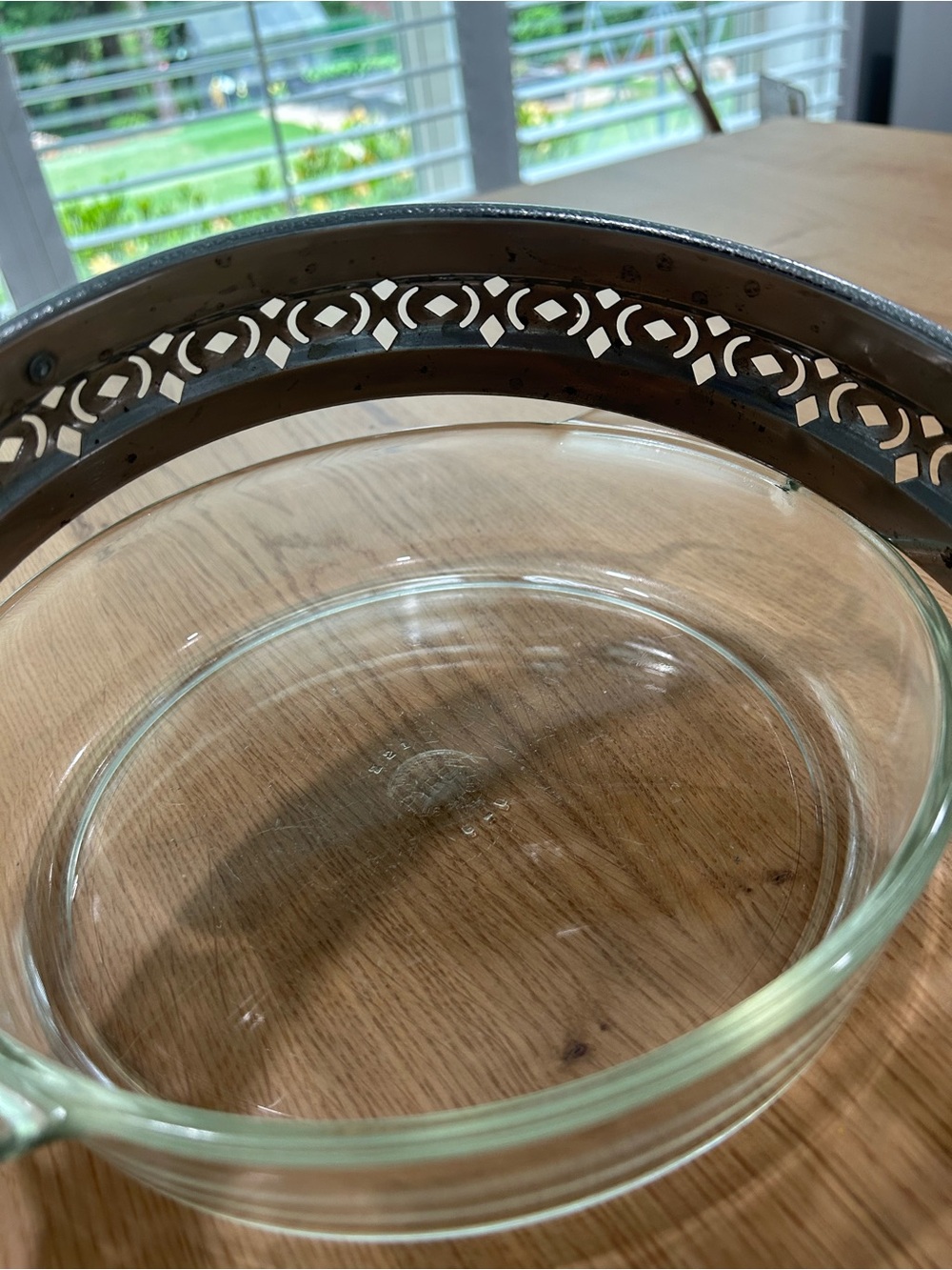 Vintage Pyrex Round Casserole Dish with metal holder - Picture 11 of 11